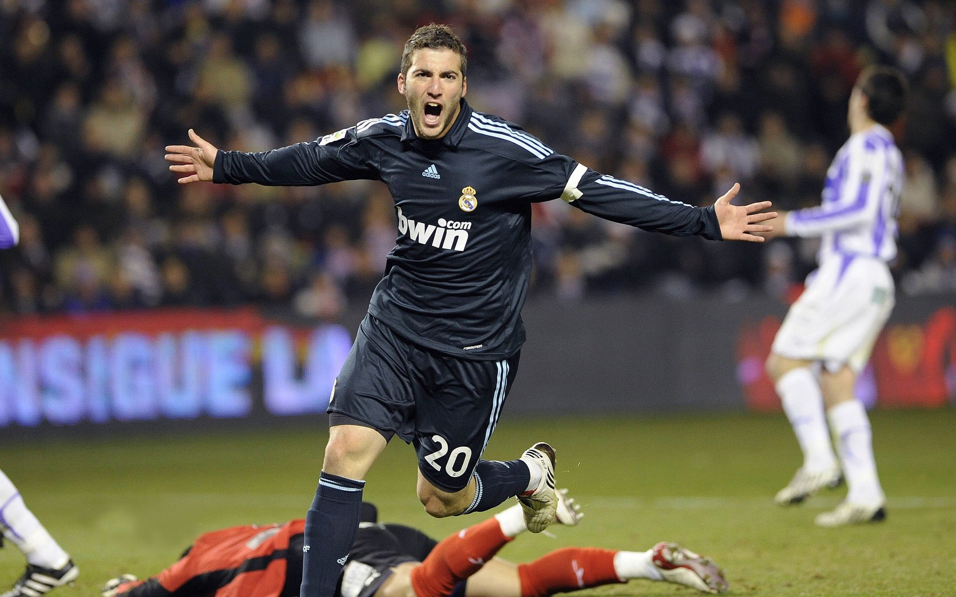 mk体育网页-C罗赛前鼓舞全队展现老将风范，c罗踢比赛